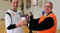 "Swedbank" kapteinis Jevgeņijs Ivanovs (pa kreisi) saņem čempionu ceļojošo kausu no Latvijas Komercbanku asociācijas prezidenta padomnieka Teodora Tverijona
Publicitātes foto