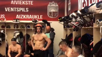Kristaps Sotnieks ar ugunsdzēsēja ķiveri
Foto: Latvijas Hokeja federācija
