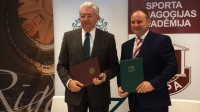 RTU rektors Leonīds Ribickis (no kreisās) un viņa LSPA kolēģis Jānis Žīdens pēc sadarbības līguma parakstīšanas