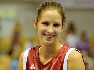 <b>...</b> sāka 11 basketbolistes – Latvijas čempionāta medaļnieces <b>Liene Priede</b>, <b>...</b> - 2014-05-05_kv