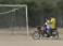 Video: Futbola vārtsargs savā postenī atgriežas ar motociklu Video: Futbola vārtsargs savā postenī atgriežas ar motociklu