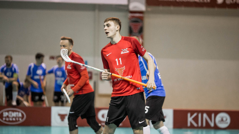Arnijs Kuratņiks pašlaik ir starp diviem dzirnakmeņiem un, iespējams, šo spēli būs spiests vērot no tribīnēm
Foto: Floorball.lv