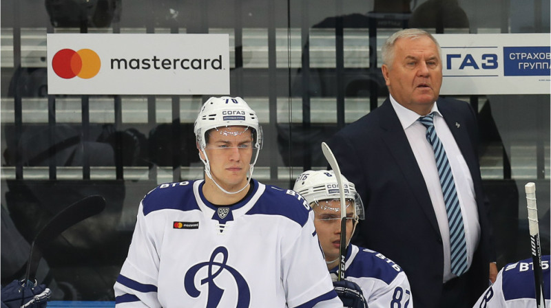 Miks Indrašis, Vadims Šipačovs un galvenais treneris Vladimirs Krikunovs. Foto: hcdinamo.by