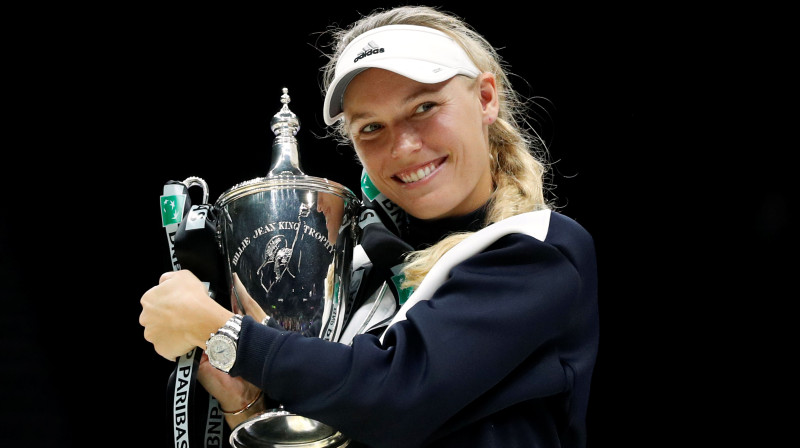 Karolīna Vozņacki ar "WTA Finals" trofeju 2017. gadā. Foto: Reuters/Scanpix