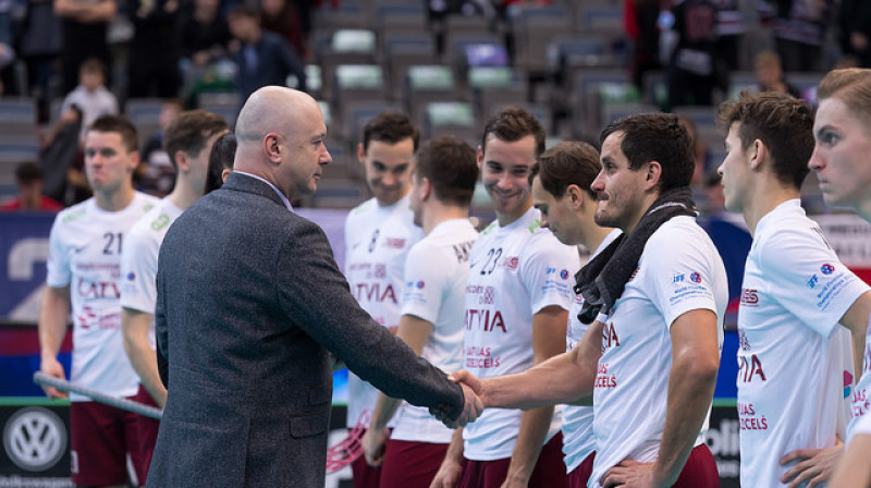 Latvijas izlases spēlētāji saņem apsveikumus no Latvijas Florbola savienības prezidenta Ilvja Pētersona
Foto: IFF Floorball