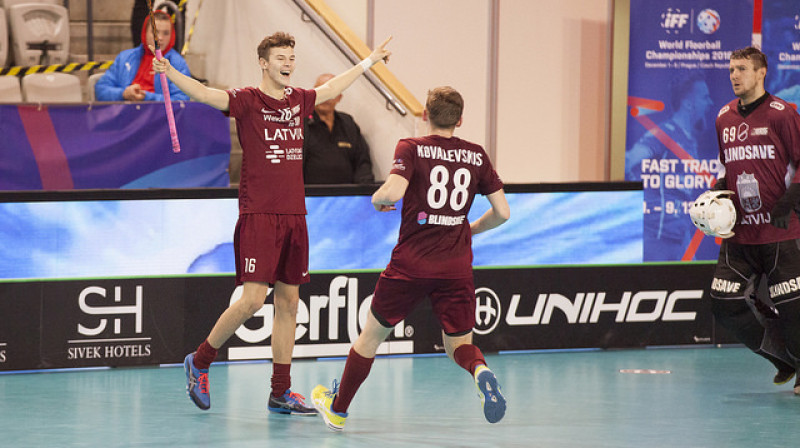 Debitants Klāvs Jansons un Rolands Kovaļevskis, kuram šis bija otrais čempionāts, parādīja, ka Latvijas florbolam ir nākotne
Foto: IFF Floorball