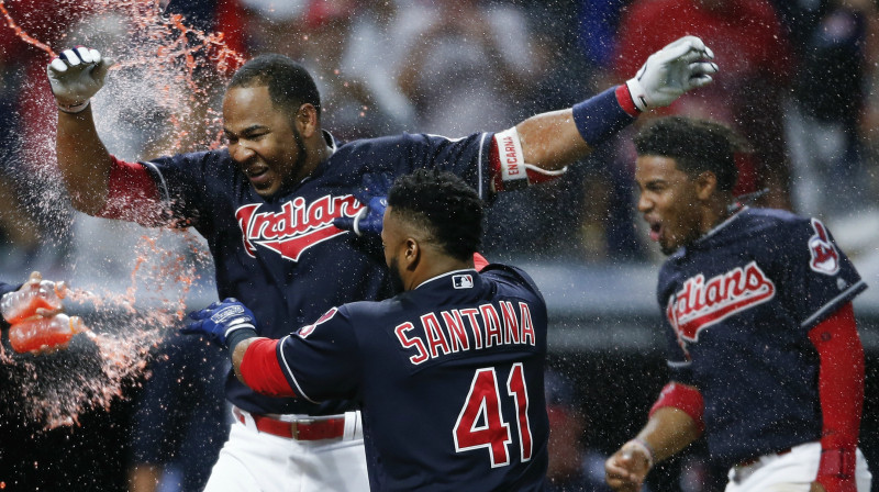 Edvins Enkarnasions un Karloss Santana
Foto: AP/Scanpix