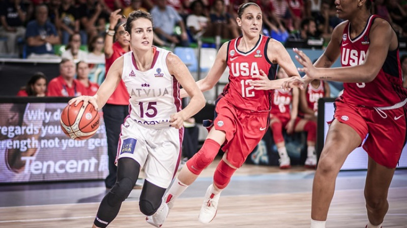 Ieva Pulvere cīņā ar Daianu Taurasi un ASV izlasi. Foto: FIBA