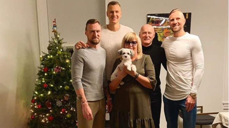 Porziņģu ģimenes Ziemassvētki. Foto no Mārtiņa Porziņģa Instagram profila