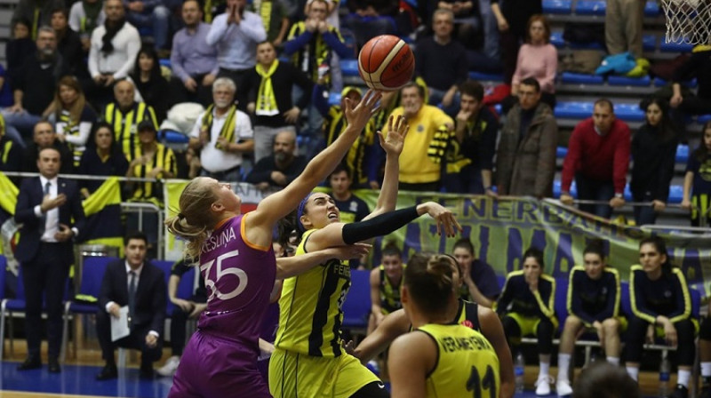Kate Krēsliņa izbraukuma spēlē pret "Fenerbahce". Foto: FIBA