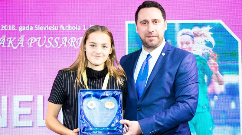 Didzis Matīss kopā ar Latvijas izlases jaunāko futbolisti Nelli Treimani / Foto: LFF