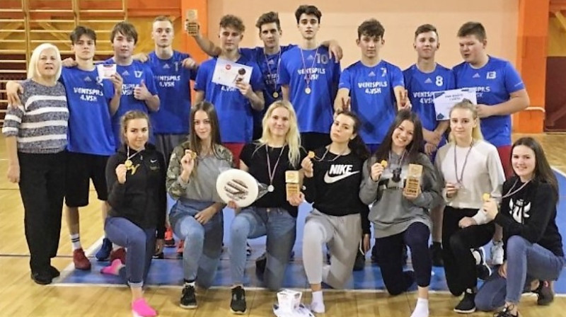 Ventspils 4. vidusskolas frisbijisti. Publicitātes foto