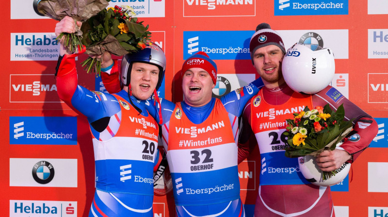 Kristers Aparjods (pa labi) uz Eiropas čempionāta goda pjedestāla. Foto: imago/foto2press/Scanpix