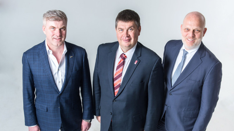 "Kurbada" īpašnieks Andis Pikāns, LHF prezidents Aigars Kalvītis un ģenerālsekretārs Viesturs Koziols. Foto: Mārtiņš Zilgalvis/f64