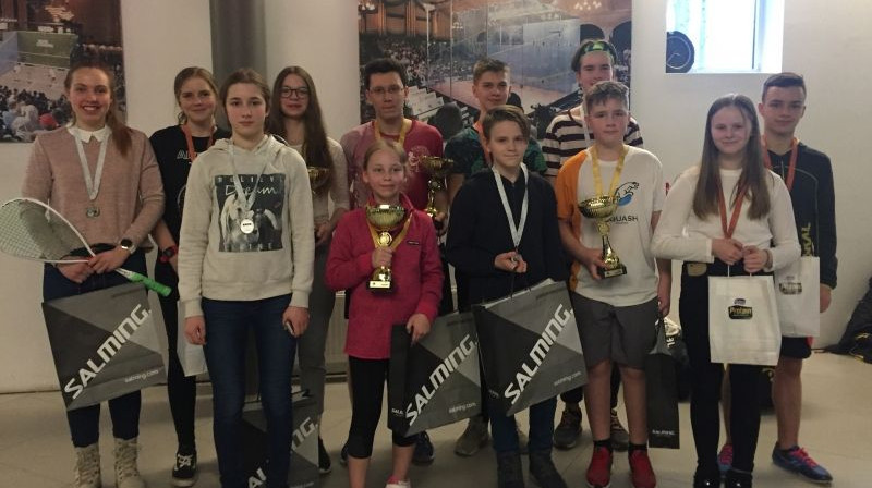 Baltijas junioru čempionāta skvošā medaļnieki. Foto: Latvijas Skvoša federācija