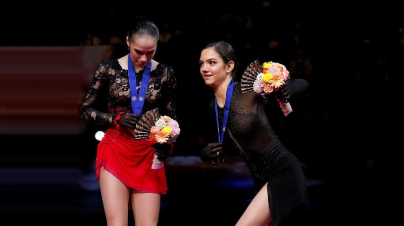 Jevgeņija Medvedeva pievienojas Alīnai Zagitovai uz pasaules čempionāta pjedestāla. Foto: Reuters/Scanpix