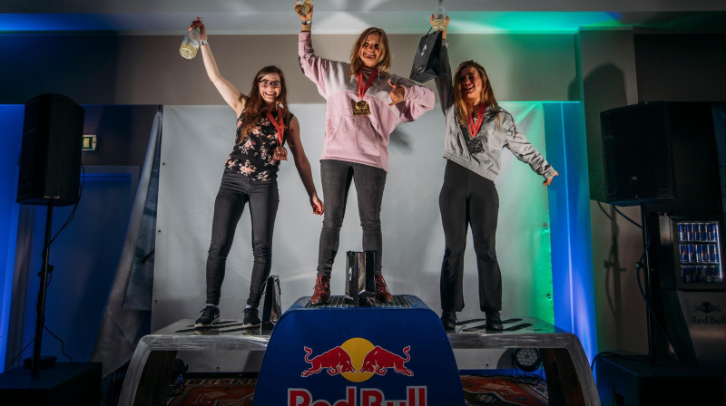 Aija Ambrasa uz goda pjedestāla augstākā pakāpiena. Foto: Red Bull
