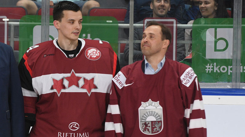 Uldis Čalpa un Artūrs Irbe pirms gada leģendārā vārtsarga godināšanā pirms izlases spēles pret Šveici. Foto: Romāns Kokšarovs/f64