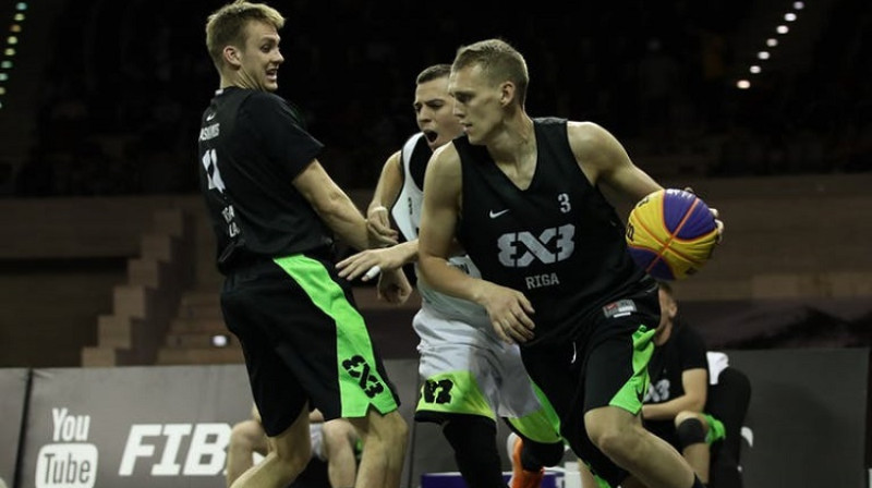 Nauris Miezis un Kārlis Pauls Lasmanis. Foto: FIBA