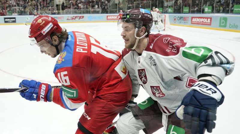 Miks Indrašis cīņā pie apmales pret Sergeju Plotņikovu. Foto: Romāns Kokšarovs/ f64