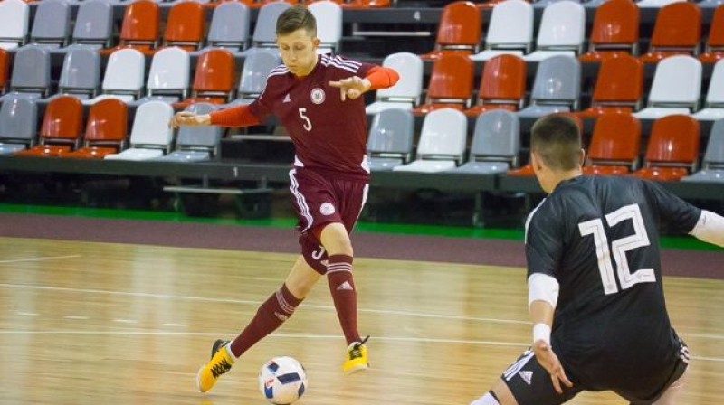 Artjoms Kozlovskis pirms vārtu guvuma pret Krieviju / Foto: LFF.lv