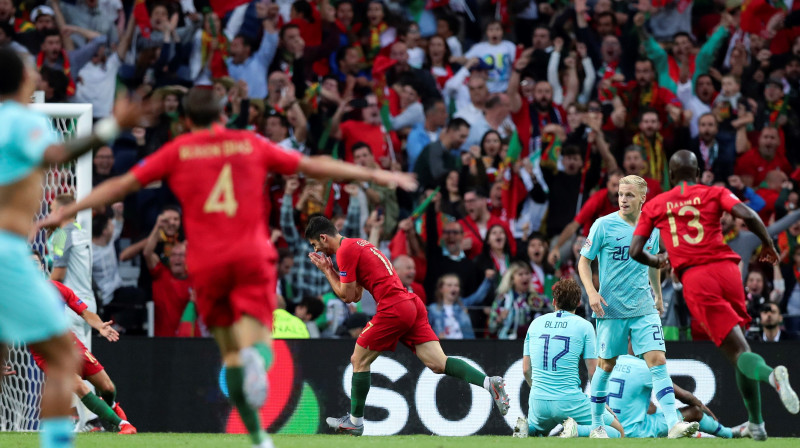 Portugāles izlases futbolisti un līdzjutēji priecājas par vienīgo vārtu guvumu, kas izrādījās izšķirošais. Foto: EPA/Scanpix