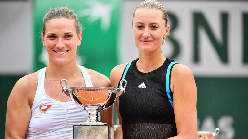 Timeja Baboša un Kristina Mladenoviča. Foto: AFP/Scanpix