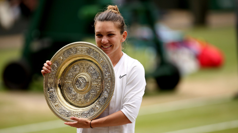 Simona Halepa ar Vimbldonas trofeju. Foto: PA Wire/Scanpix