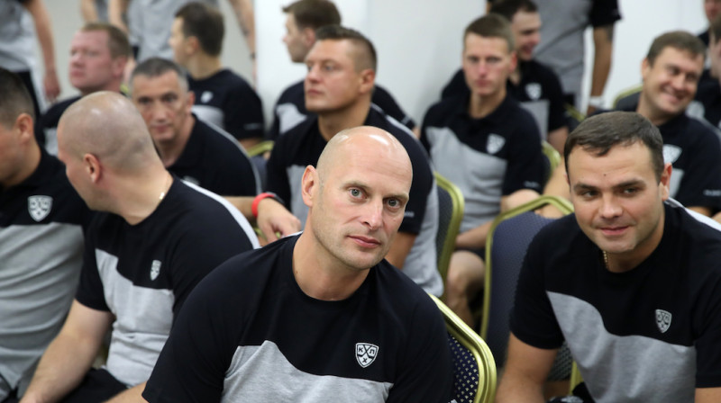 Eduards Odiņš tiesnešu sanāksmes pirmajā rindā. Foto: Vladimirs Bezzubovs, khl.ru