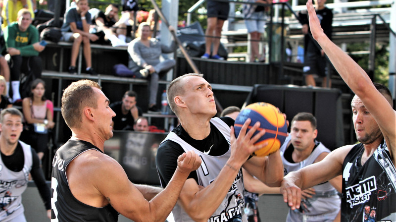 Nauris Miezis (uzbrukumā) spēlē pret "Ventspils Ghetto".
Foto: Renārs Buivids