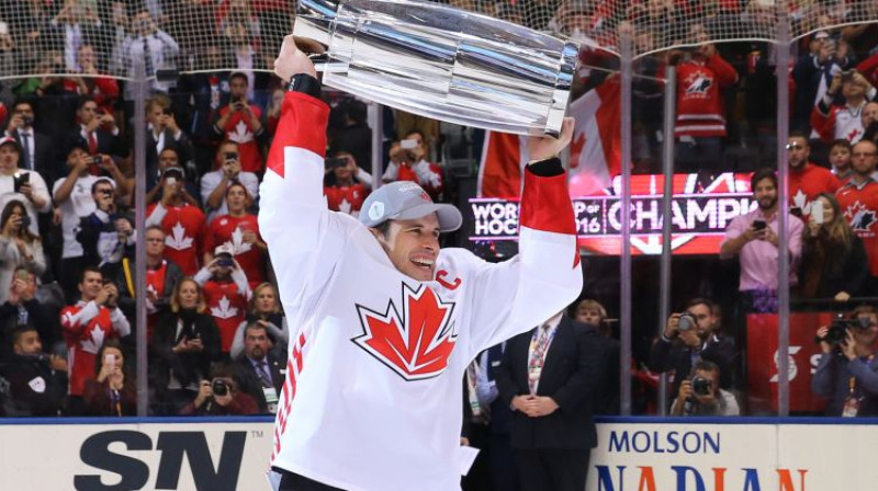 Sidnijs Krosbijs ar Pasaules kausu 2016. gadā. Foto: USA Today Sports/Scanpix