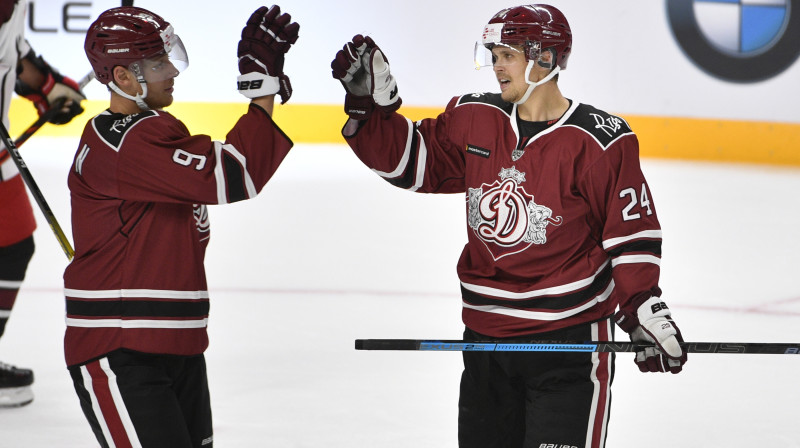 Rīgas "Dinamo" spēlētāji Eštons Kārters (no kreisās) un Dāvids Ullstrems. Foto: Romāns Kokšarovs/f64