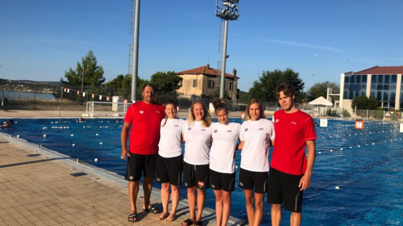 Latvijas delegācija pirms pasaules junioru čempionāta. Foto: Latvijas Peldēšanas federācija