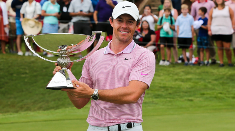 Rorijs Makilrojs ar savu otro "FedEx Cup" trofeju. Foto: Zuma Press/Scanpix