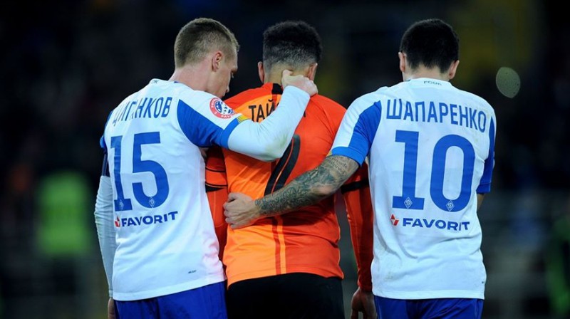 Pretinieku spēlētāji mierina Taisonu. Foto: FC Shakhtar