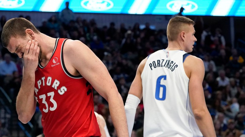 Marks Gazols un Kristaps Porziņģis. Foto: Smiley N. Pool, dallasnews.com