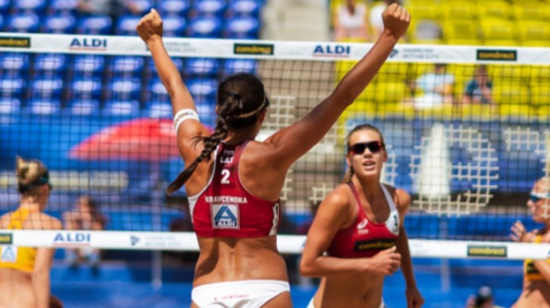 Anastasija Kravčenoka un Tīna Graudiņa pasaules čempionātā. Foto: instagram.com/michael_gomez_photography