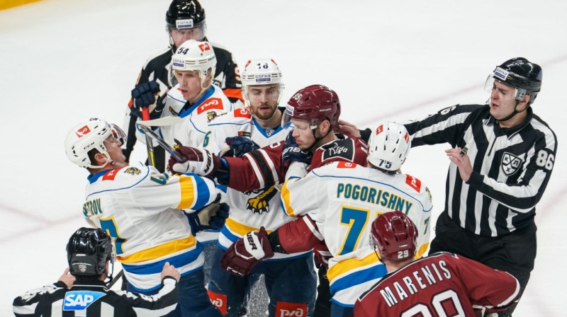 Spēles laikā dažādu saķeršanos netrūka. Foto: Raimonds Volonts/dinamoriga.lv
