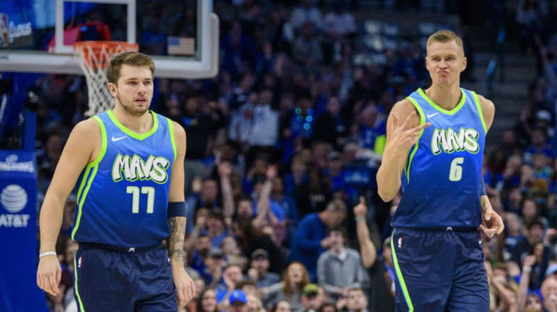 Luka Dončičs un Kristaps Porziņģis. Foto: Reuters/Scanpix