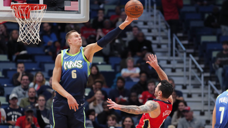Kristaps Porziņģis bloķē Dž. Dž. Rediku. Foto: AP/Scanpix