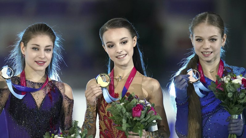 Aļona Kostorna, Anna Ščerbakova, Aleksandra Trusova. Foto: Aleksandrs Fiļfs, rsport.ria.ru