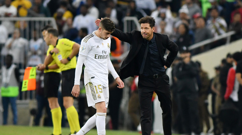 Djego Simeone uzmundrina Federiko Valverdi. Foto: Reuters/Scanpix