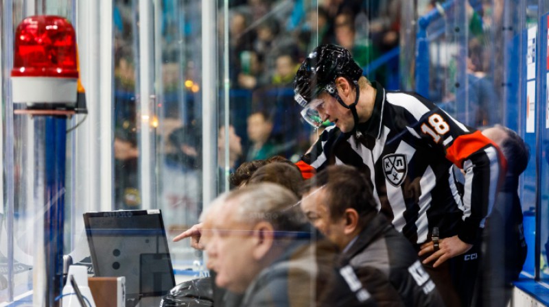 Tiesneši Ufas "Salavat Yulaev" un Rīgas "Dinamo" spēlē. Foto: hcsalavat.ru