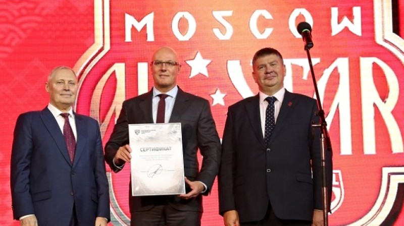 Rīgas "Dinamo" vadītājs Juris Savickis, KHL prezidents Dmitrijs Černišenko, Latvijas hokeja vadītājs Aigars Kalvītis. Foto: KHL
