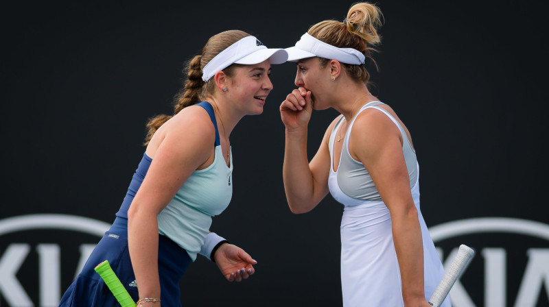 Aļona Ostapenko un Gabriela Dabrovski. Foto: AFP/Scanpix
