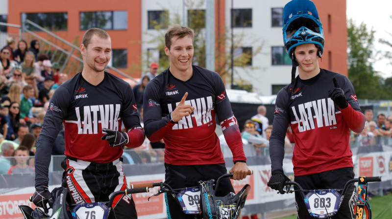 Helvijs Babris, Kristens Krīgers un Filips Rozītis vasarā uzvarēja Valmierā notiekošā Eiropas čempionāta komandu sacīkstē. Foto: eurobmx2019.eu