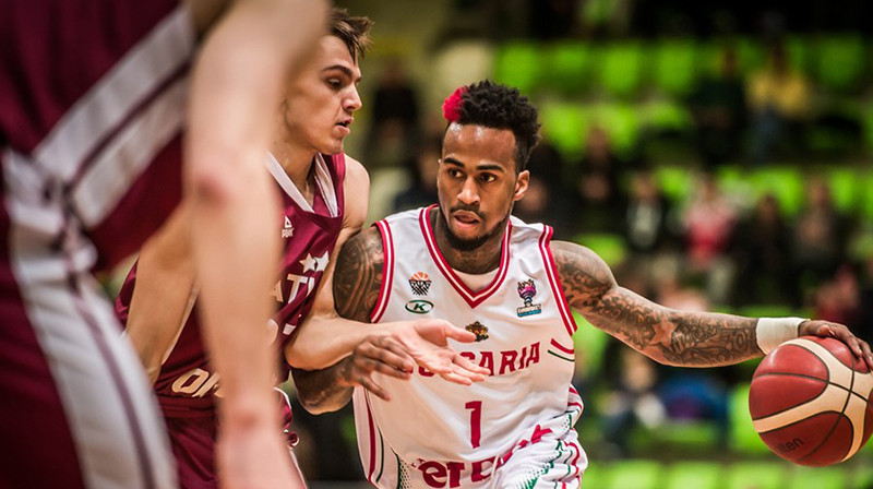 Artūrs Žagars aizsardzībā pret Dī Bostu. Foto: FIBA