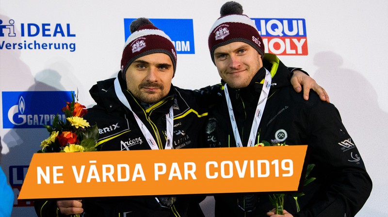 No kreisās: Oskars Ķibermanis un Matīss Miknis uz pasaules čempionāta goda pjedestāla. Foto: Viesturs Lācis/bobslejs.lv