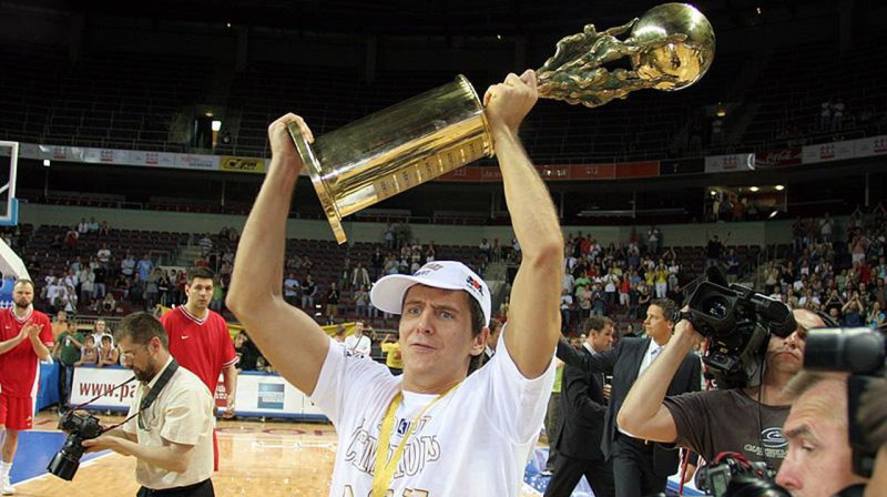 ASK kapteinis Sandis Valters paceļ LBL čempionu trofeju. Foto: basket.lv
