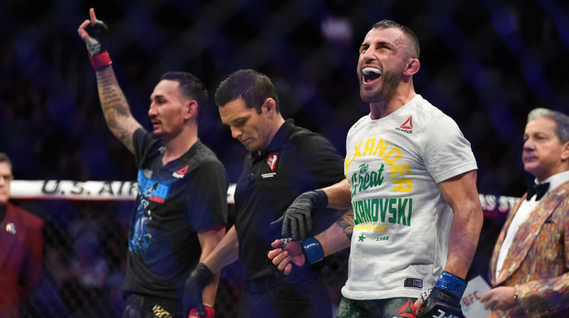 Aleksandrs Volkanovskis (no labās) svin uzvaru pār Maksu Holoveju (no kreisās). Foto: USA Today Sports/Scanpix